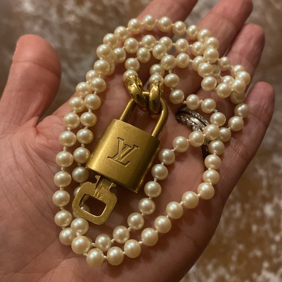 LV Lock 311 🔐 with pearl chain - Picture 6 of 11